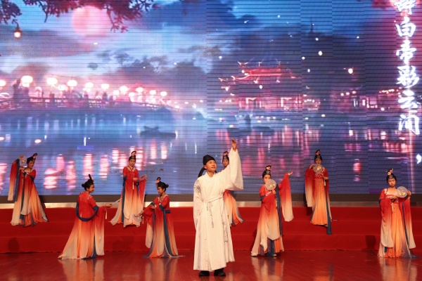 ���Ŵ�н�� �ഺ����ƪ����ɽ�ķ�ѧУ��ʮ��У԰ʫ��ڳɹ��ٰ�